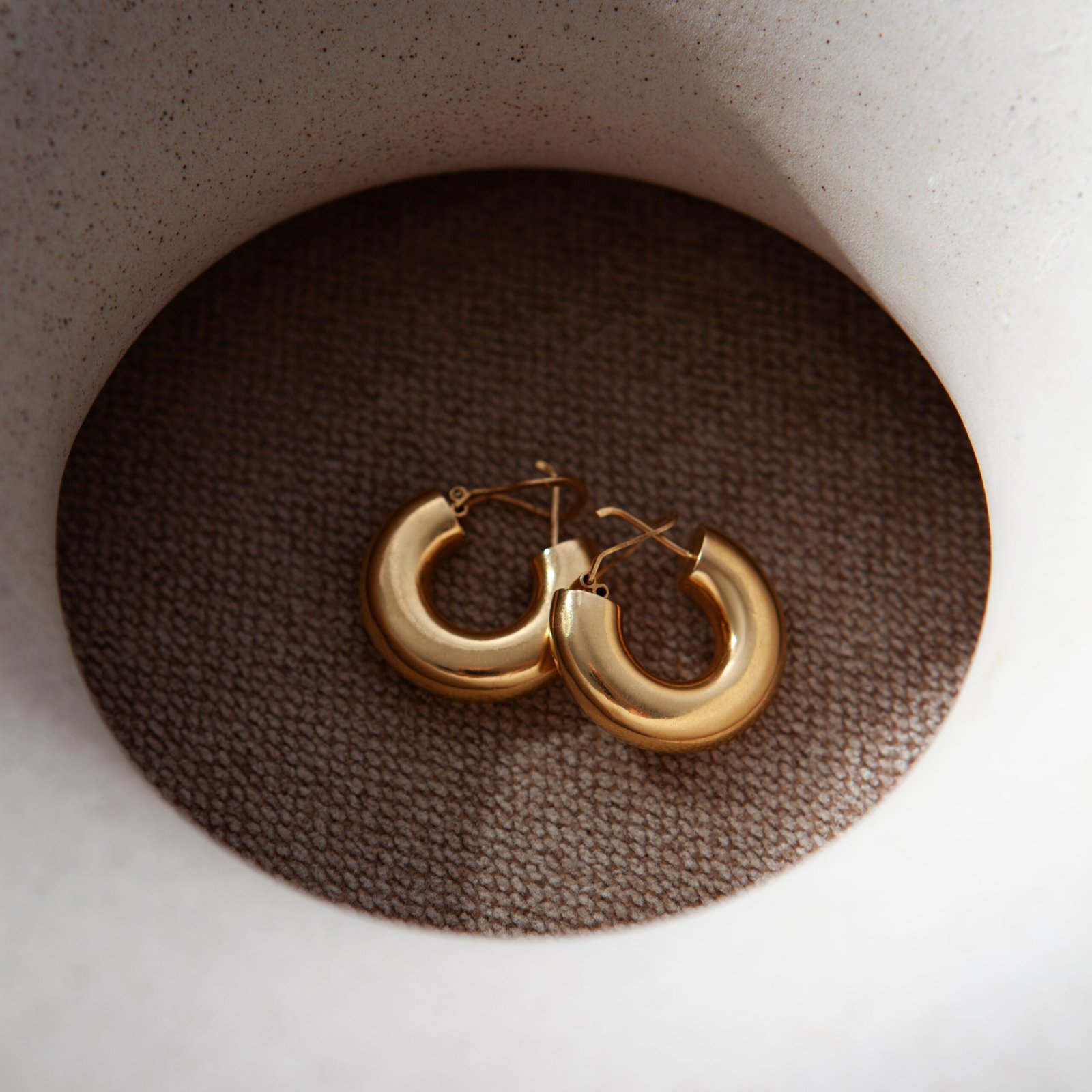 top-view-aesthetic-golden-earrings (1) top-view-aesthetic-golden-earrings (1)